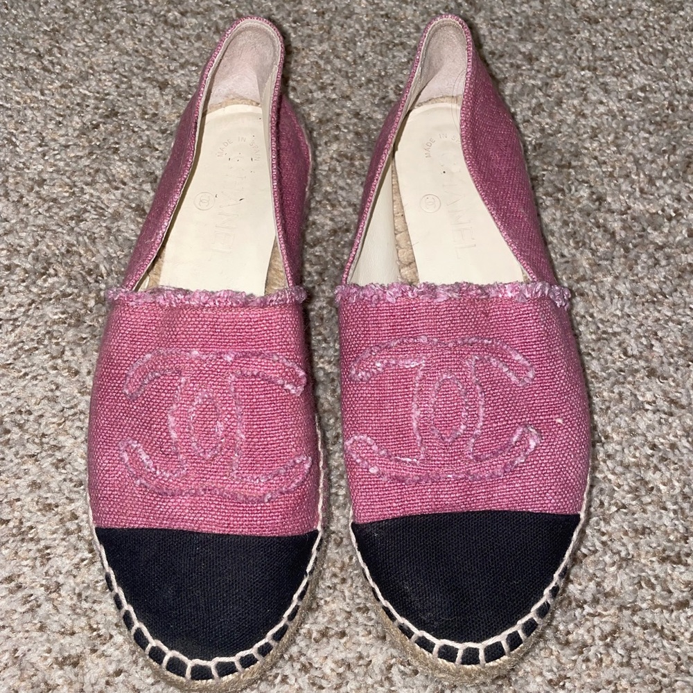 Authentic CHANEL espadrilles sz8 come with dust bag no box. ‼️Priced to sell‼️